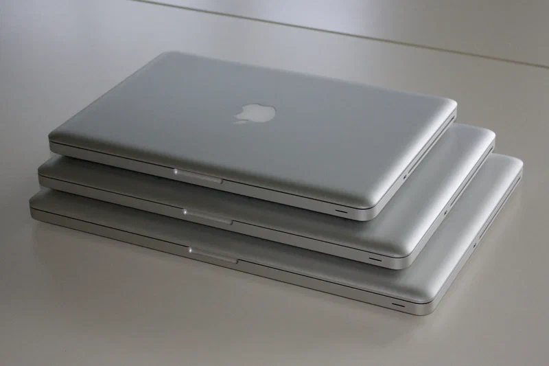 Apple MacBook Pro unibody models in 13-inch, 15-inch, and 17-inch sizes stacked together