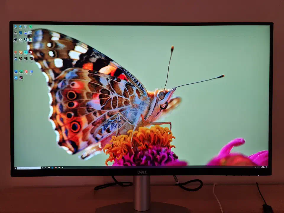 Dell S2722QC monitor front view showing the slim bezel design and platinum silver stand