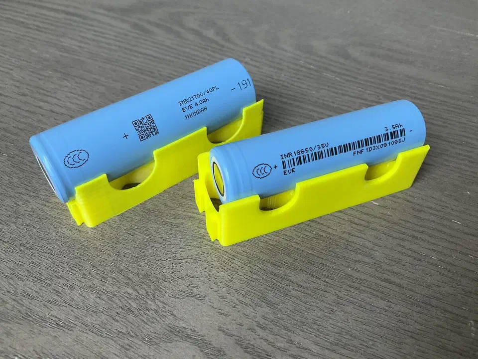 Lithium ion 18650 and 21700 cells side by side